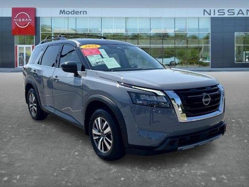 Boulder Gray Metallic 2025 Nissan Pathfinder SL