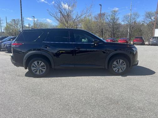 2025 Nissan Pathfinder S