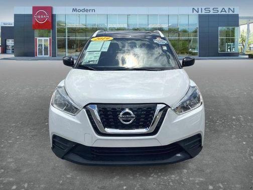Aspen White / Super Black 2019 Nissan Kicks SV