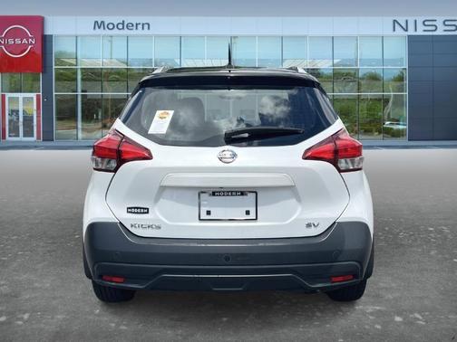 Aspen White / Super Black 2019 Nissan Kicks SV