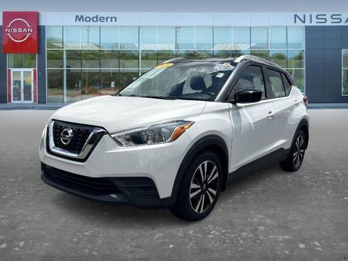 Aspen White / Super Black 2019 Nissan Kicks SV