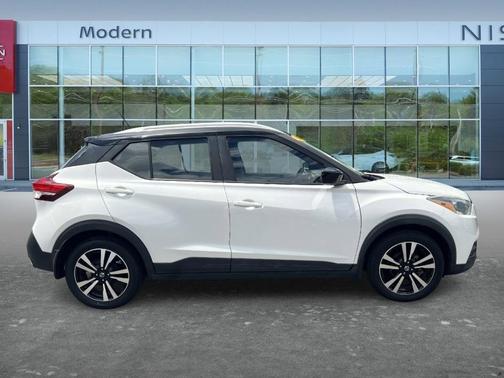 Aspen White / Super Black 2019 Nissan Kicks SV