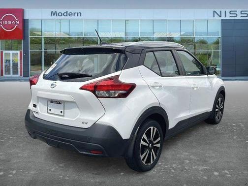 Aspen White / Super Black 2019 Nissan Kicks SV