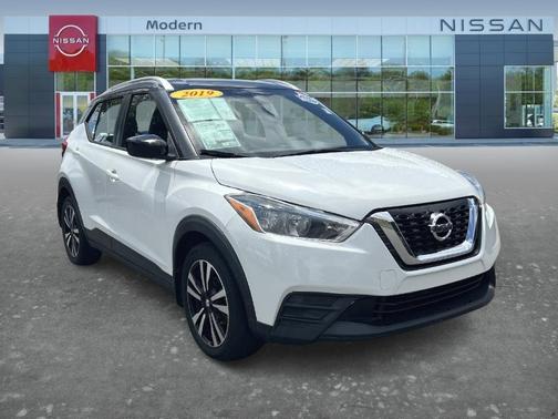 Aspen White / Super Black 2019 Nissan Kicks SV