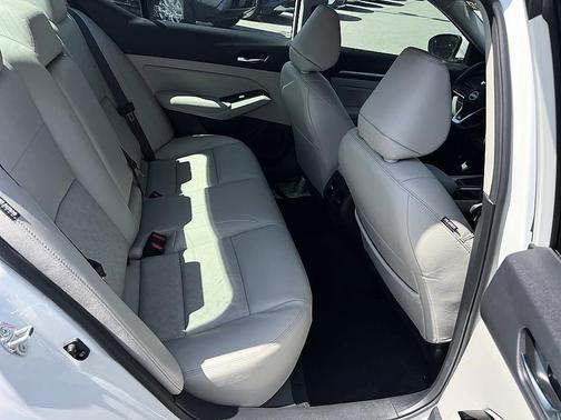 White 2023 Nissan Altima 2.5 SL