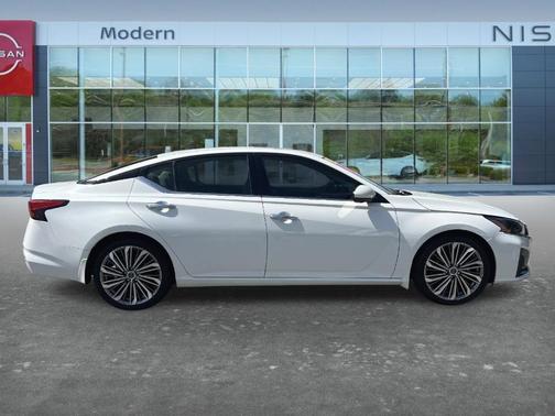 White 2023 Nissan Altima 2.5 SL