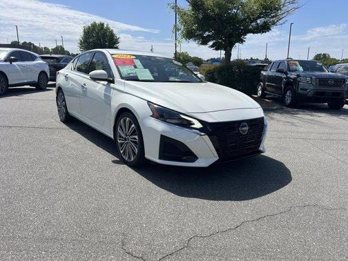 White 2023 Nissan Altima 2.5 SL