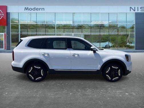 White 2025 Kia Telluride S