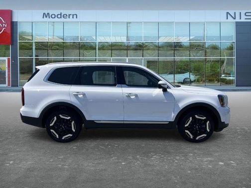 White 2025 Kia Telluride S