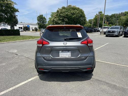 Gun Metallic 2019 Nissan Kicks SR