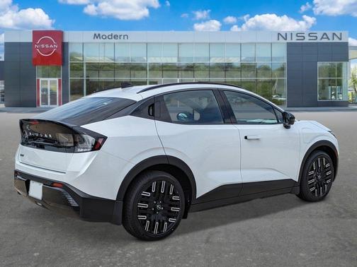 Everest White P 2026 Nissan Leaf PLATINUM+