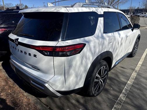2025 Nissan Pathfinder Platinum