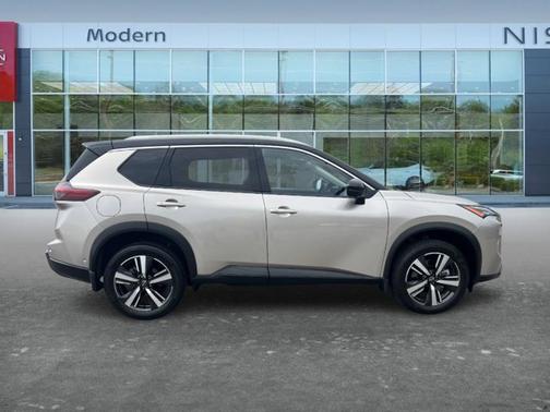 Champagne Silver Metallic / Super Black 2025 Nissan Rogue SL