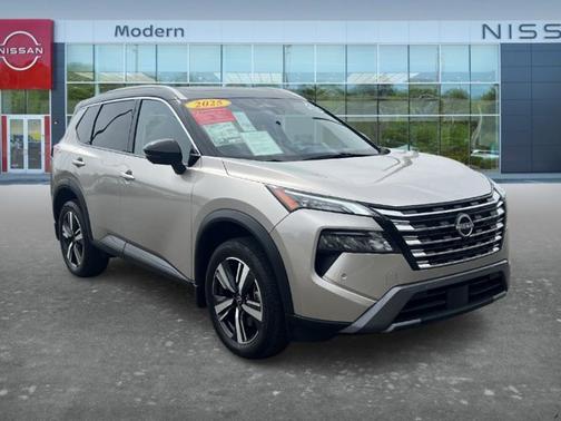 Champagne Silver Metallic / Super Black 2025 Nissan Rogue SL
