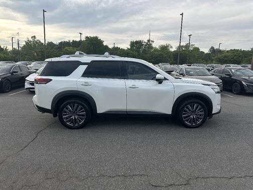 White 2023 Nissan Pathfinder SL