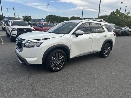 White 2023 Nissan Pathfinder SL