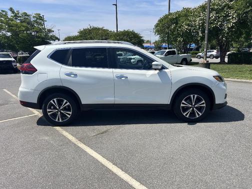 White 2019 Nissan Rogue SV