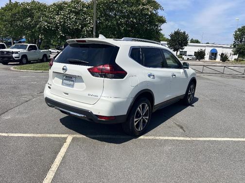 White 2019 Nissan Rogue SV