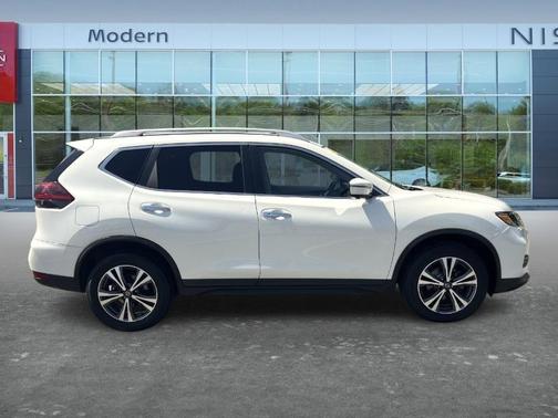 White 2019 Nissan Rogue SV