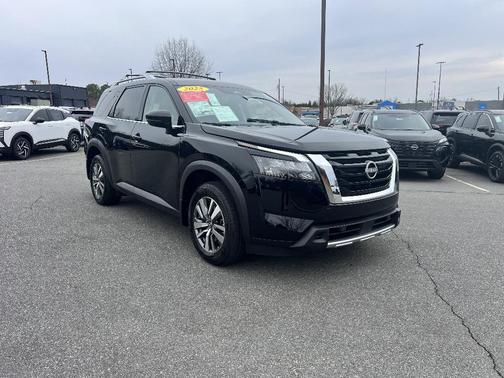 2025 Nissan Pathfinder SL