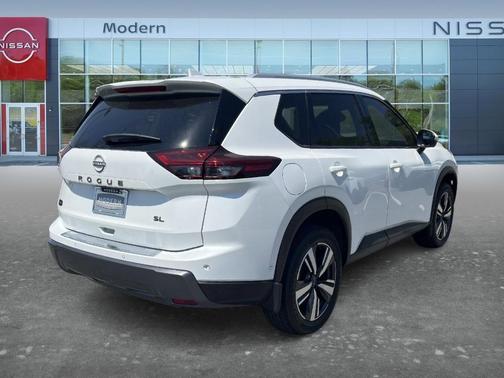 Everest White P 2025 Nissan Rogue SL