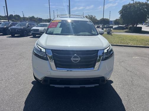 2024 Nissan Pathfinder SL