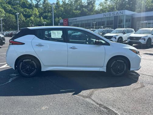 Super Black/Pearl White 2024 Nissan Leaf SV PLUS