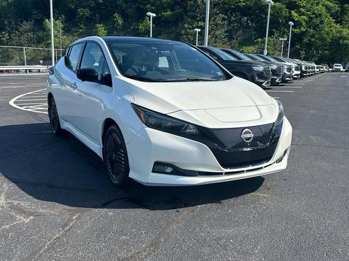 Super Black/Pearl White 2024 Nissan Leaf SV PLUS