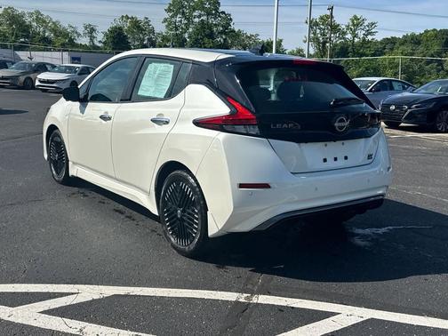 Super Black/Pearl White 2024 Nissan Leaf SV PLUS