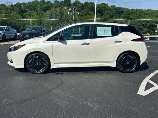 Super Black/Pearl White 2024 Nissan Leaf SV PLUS