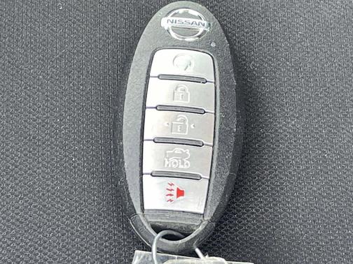 Aspen White Tricoat/Super Black 2023 Nissan Sentra SR