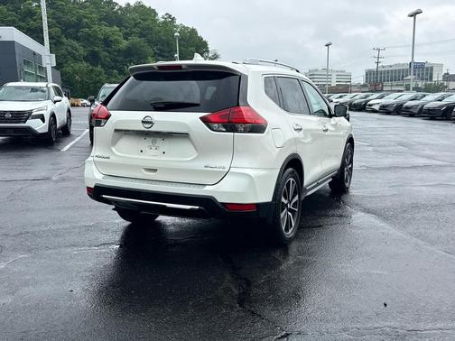 Pearl White 2017 Nissan Rogue SL