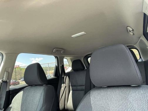 Everest White Pearl Tricoat 2026 Nissan Rogue SV
