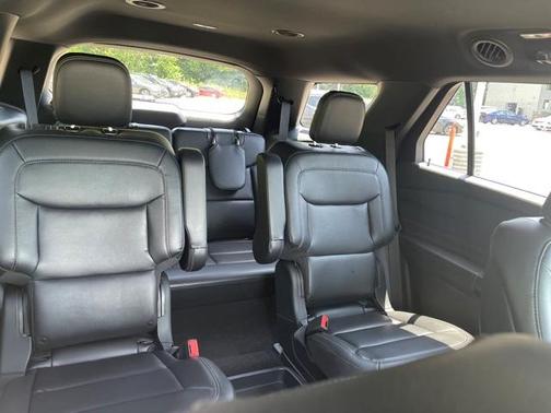 Photo 5 of 9 of 2020 Ford Explorer XLT
