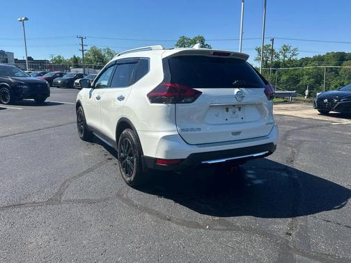 Pearl White 2018 Nissan Rogue SV