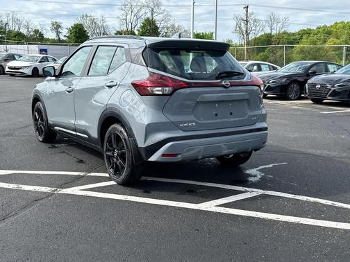 Boulder Gray Pearl 2022 Nissan Kicks SR