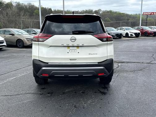 Pearl White Tricoat/Super Black 2023 Nissan Rogue SL