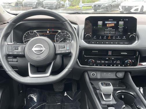 Pearl White Tricoat/Super Black 2023 Nissan Rogue SL