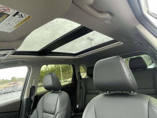 Pearl White Tricoat/Super Black 2023 Nissan Rogue SL