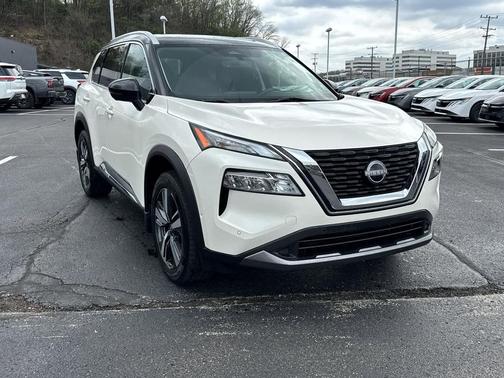 Pearl White Tricoat/Super Black 2023 Nissan Rogue SL
