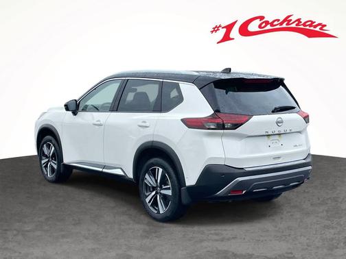 Pearl White Tricoat/Super Black 2023 Nissan Rogue SL