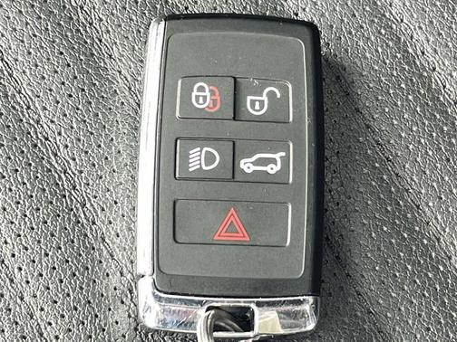Varesine Blue Metallic 2024 Land Rover Discovery P360 Dynamic SE