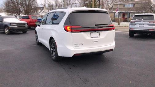 2026 Chrysler Pacifica Select