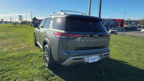 2025 Nissan Pathfinder SL