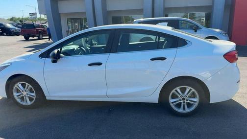 Summit White 2018 Chevrolet Cruze LT