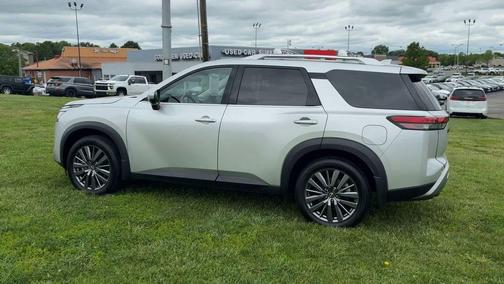 Brilliant Silver Metallic 2024 Nissan Pathfinder SL