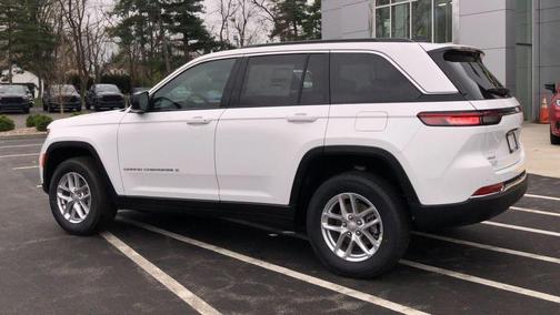 Bright White Clearcoat 2026 Jeep Grand Cherokee Laredo