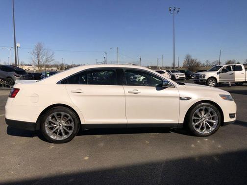 White 2018 Ford Taurus Limited