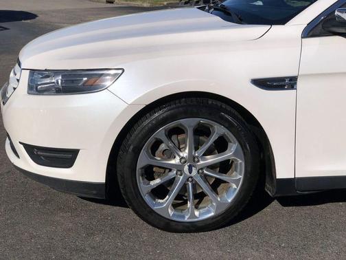 White 2018 Ford Taurus Limited