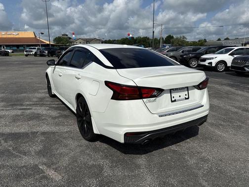 White 2019 Nissan Altima 2.5 SR
